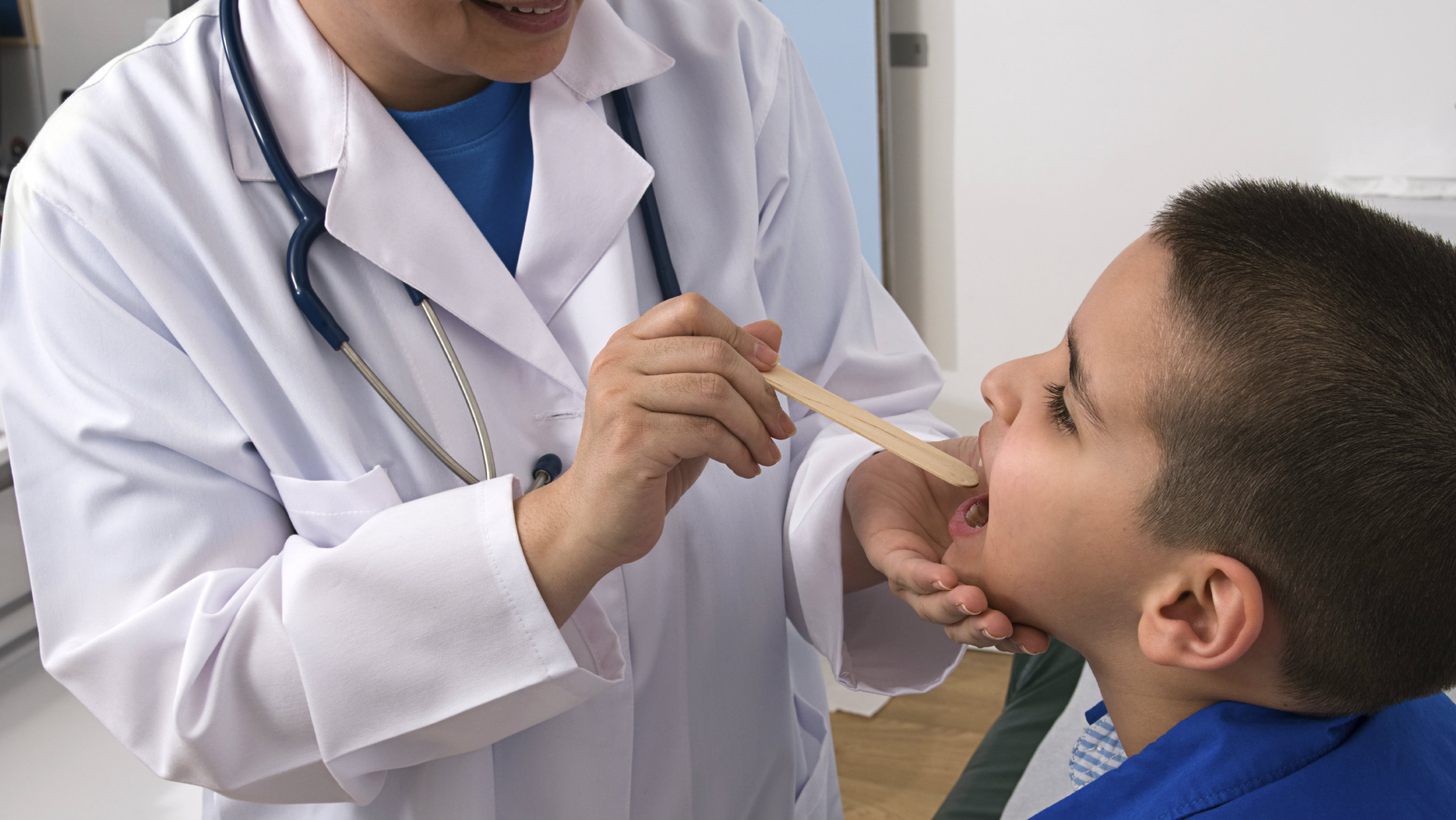 Photo: Doctor examining child mouth (iStock)
