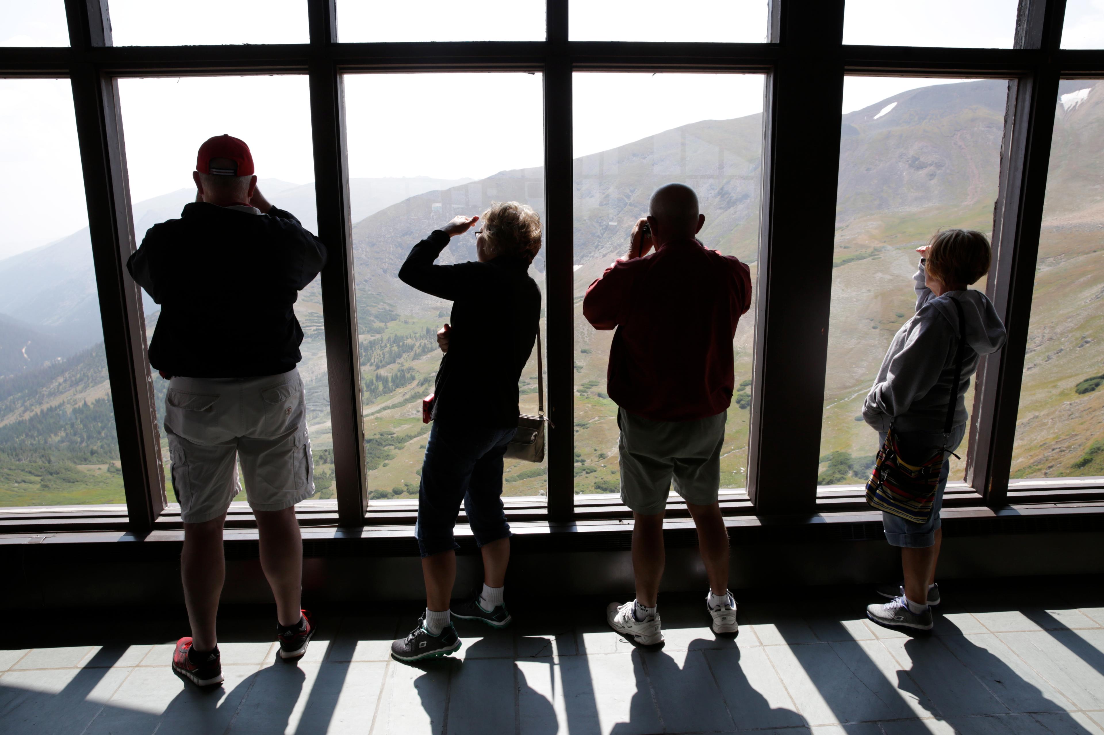 Photo: Crowded Rocky Mountain National Park, Alpine Visitor Center (HV)