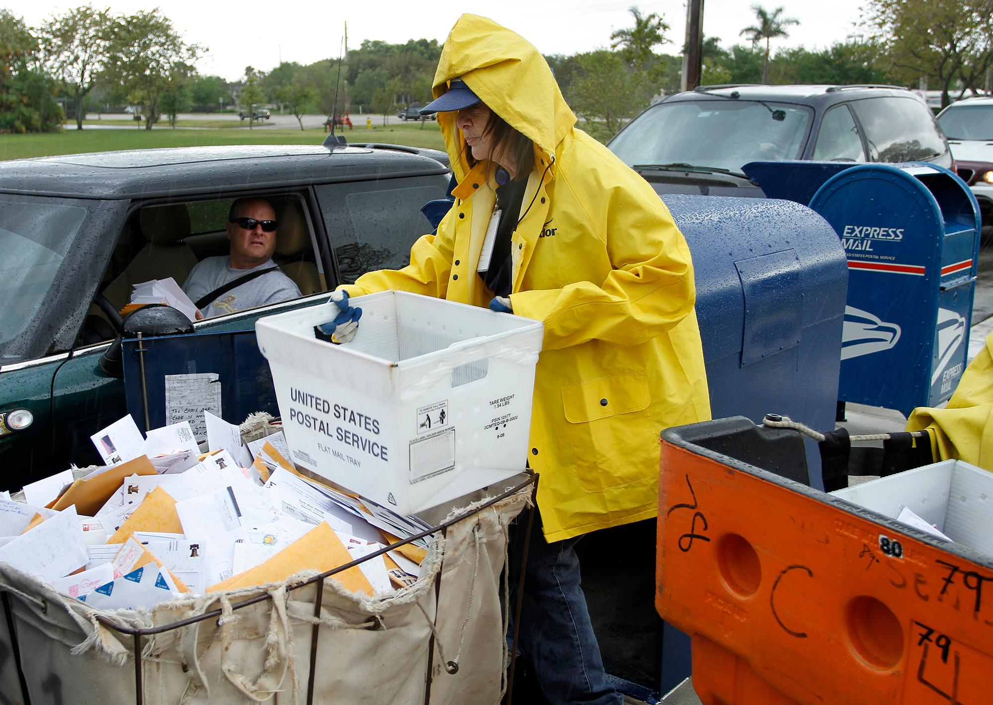 Photo: Tax returns, filed at the last minute in Florida 2010 (AP)