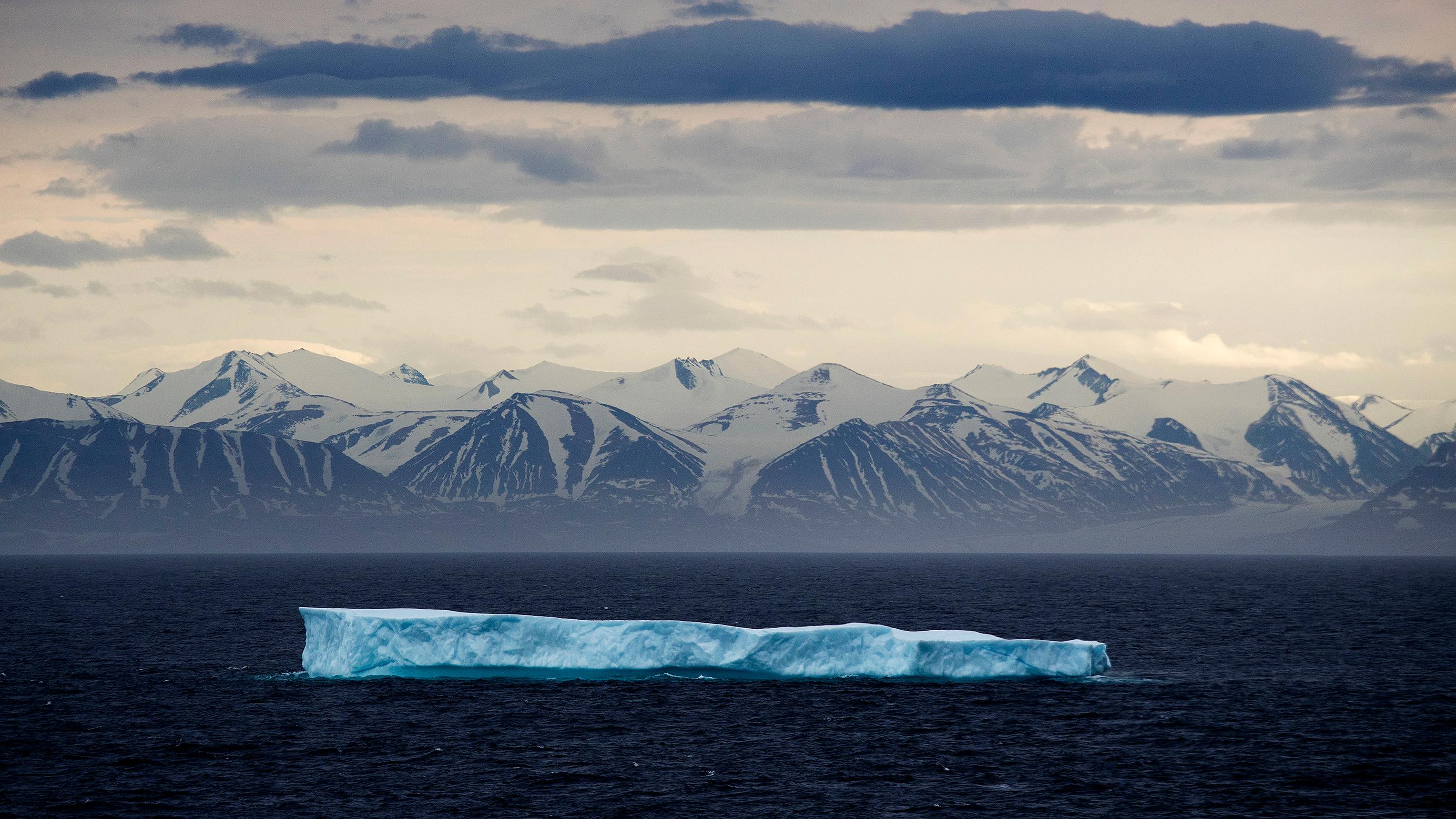 Photo: Iceberg. Climate Change, Global Warming
