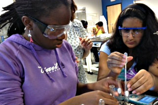 Photo: Blind students learn chemistry