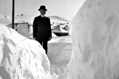 Photo: 1913 storm man snowbank