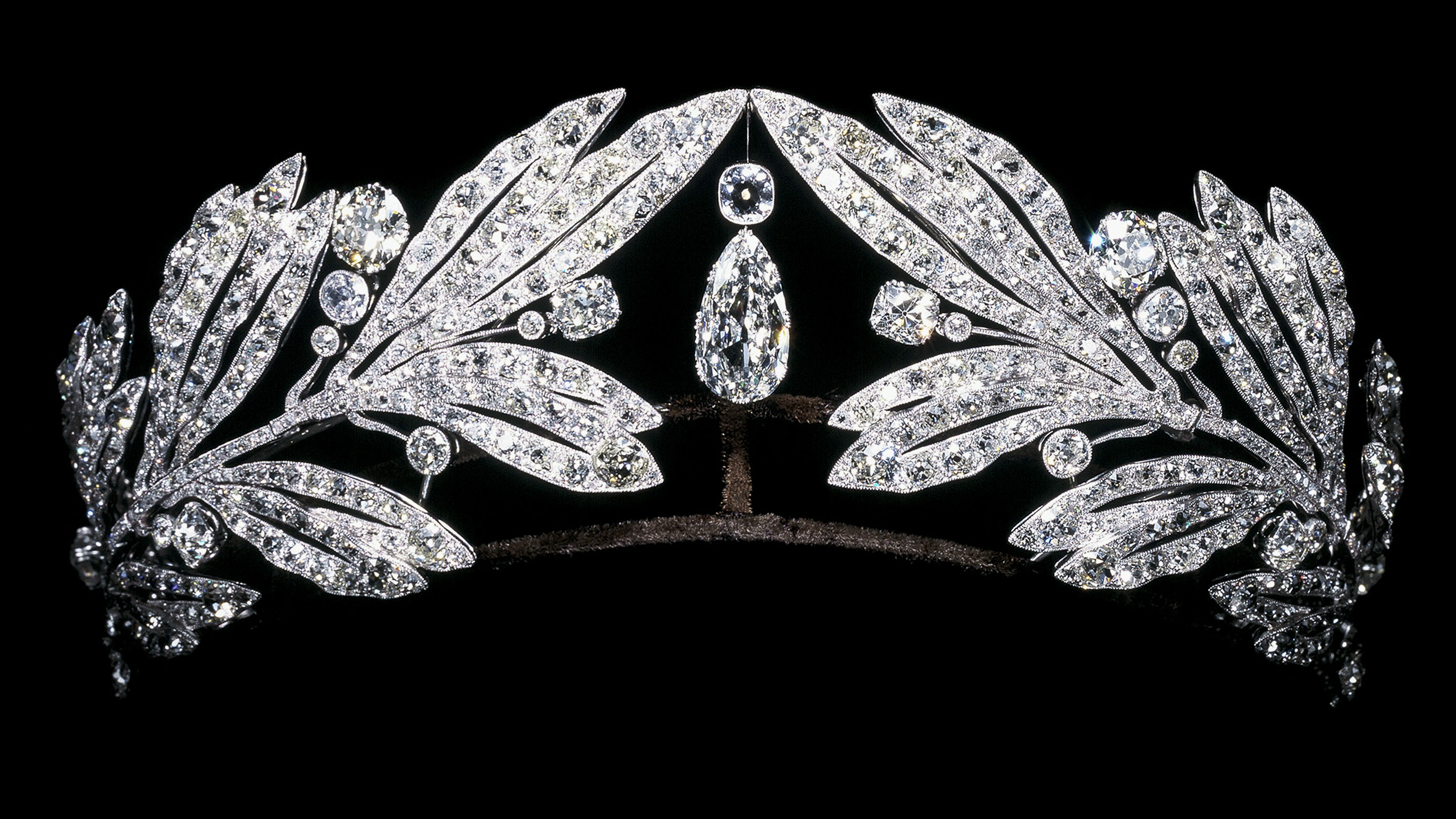 Photo: Cartier laurel leaf tiara feature