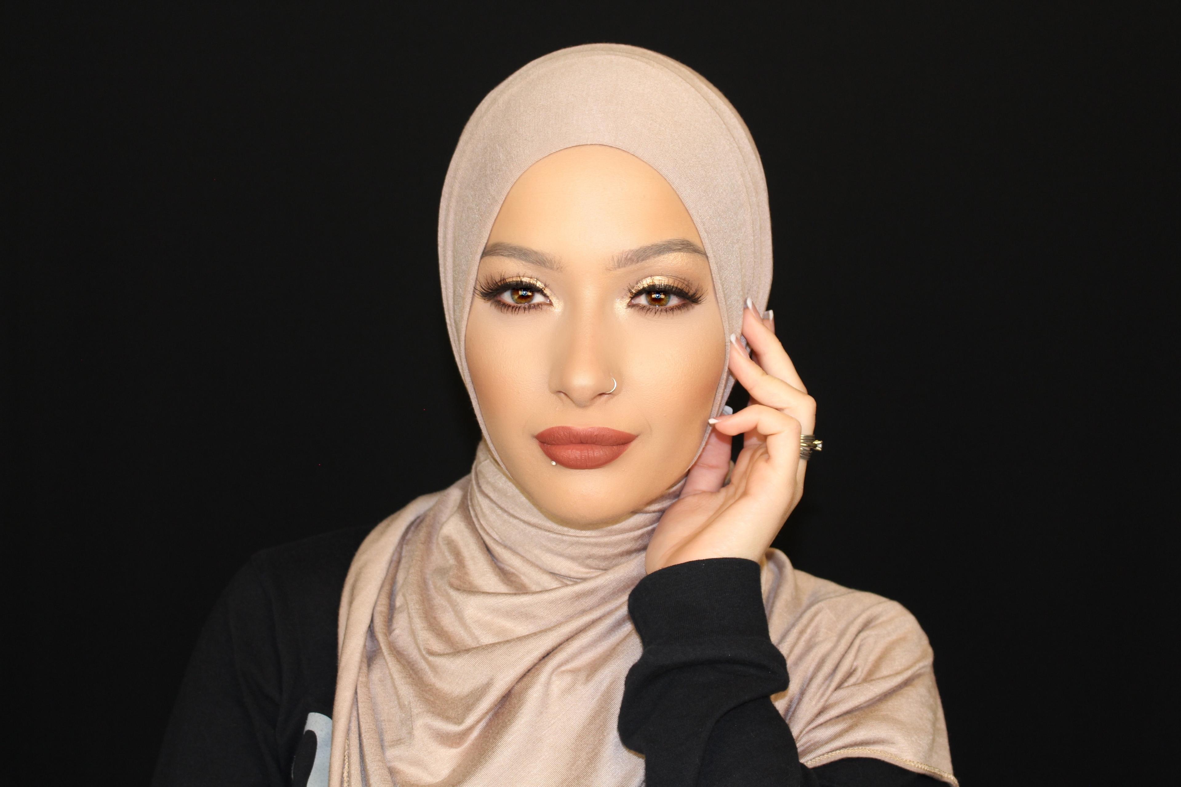 Nura Afia CoverGirl and Beauty Blogger