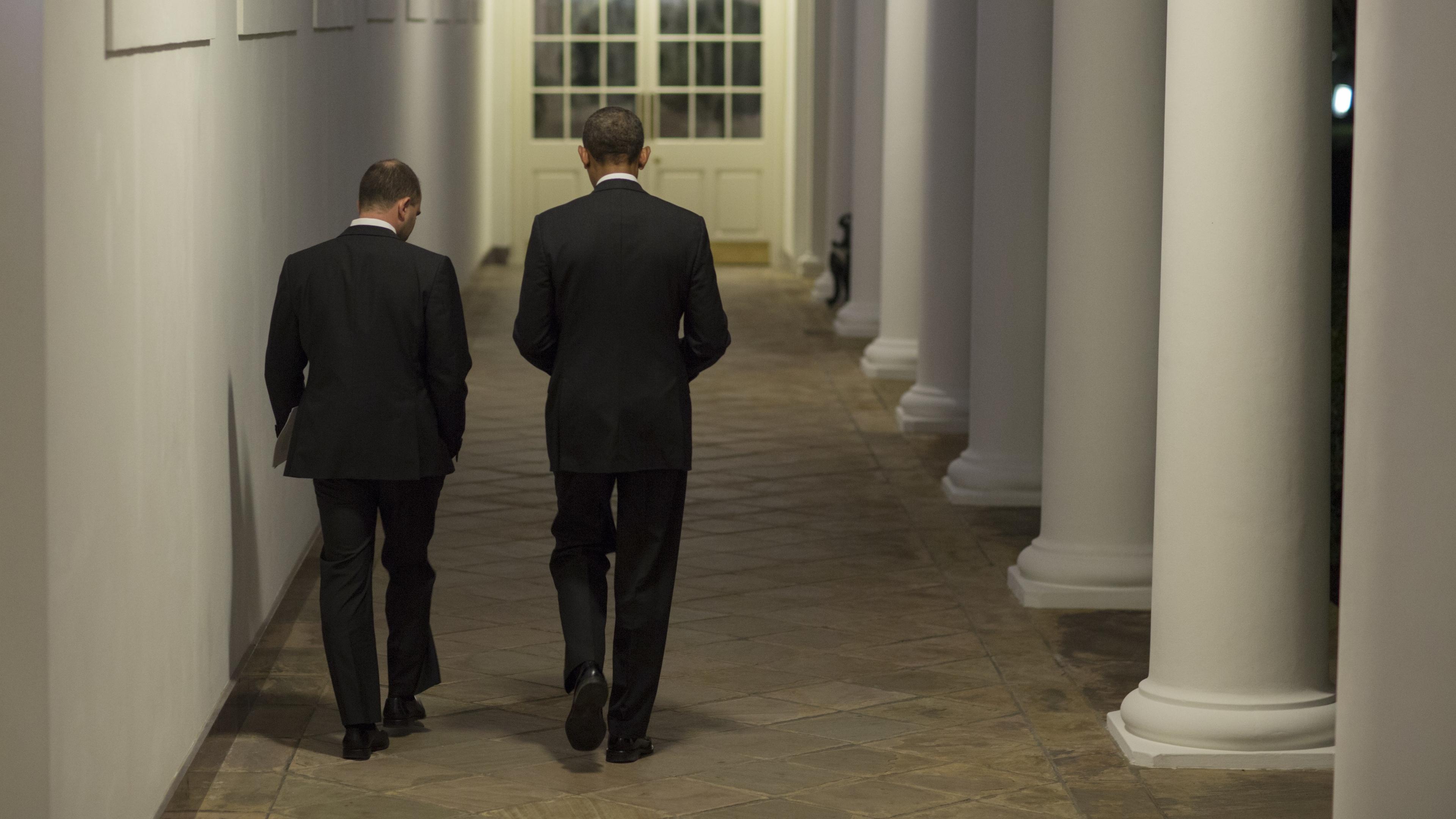 rhodes_obama_walking-pete-souza_the-white-house