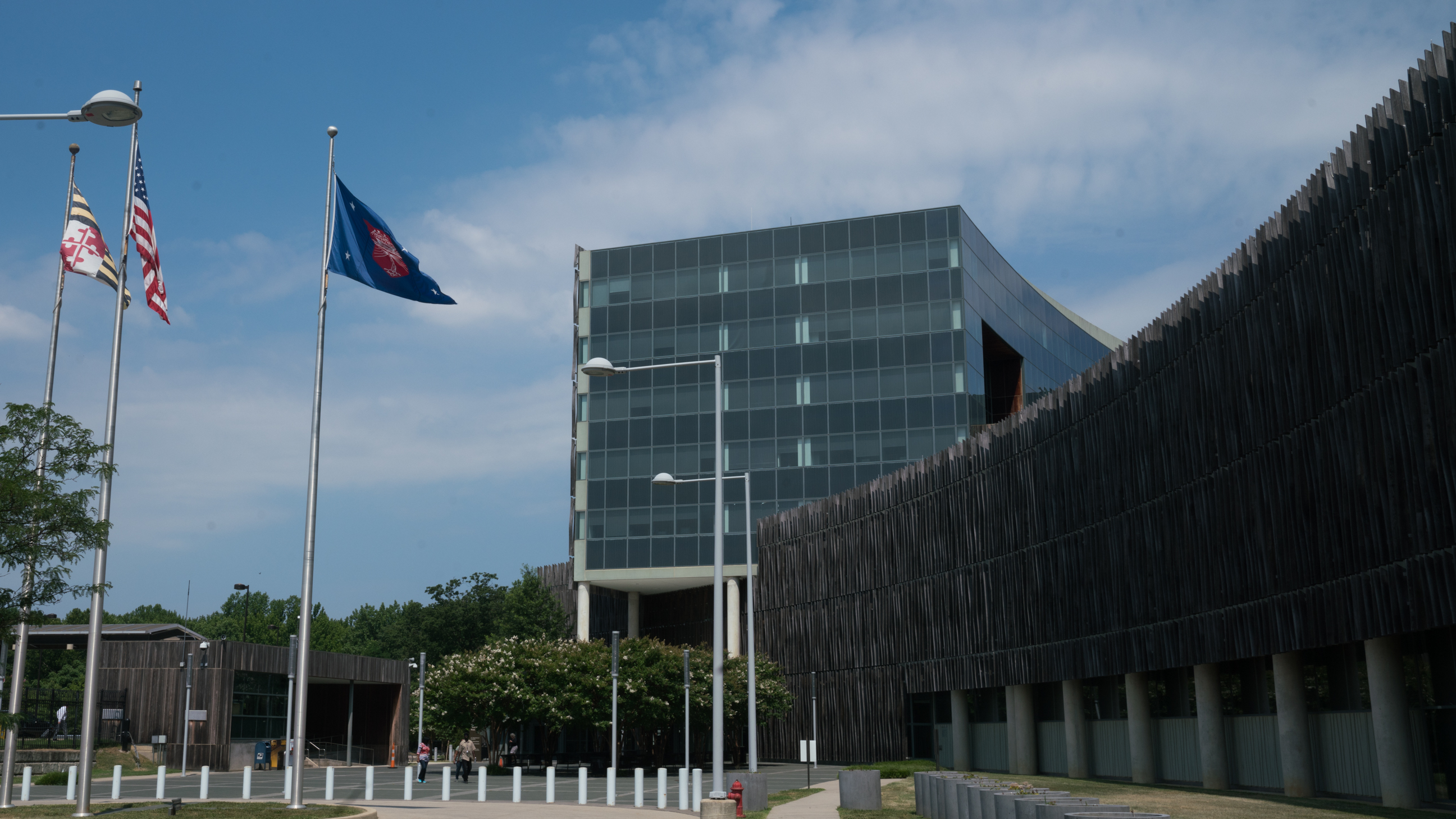 2018-07-11-censusbureau-building-charbage-4