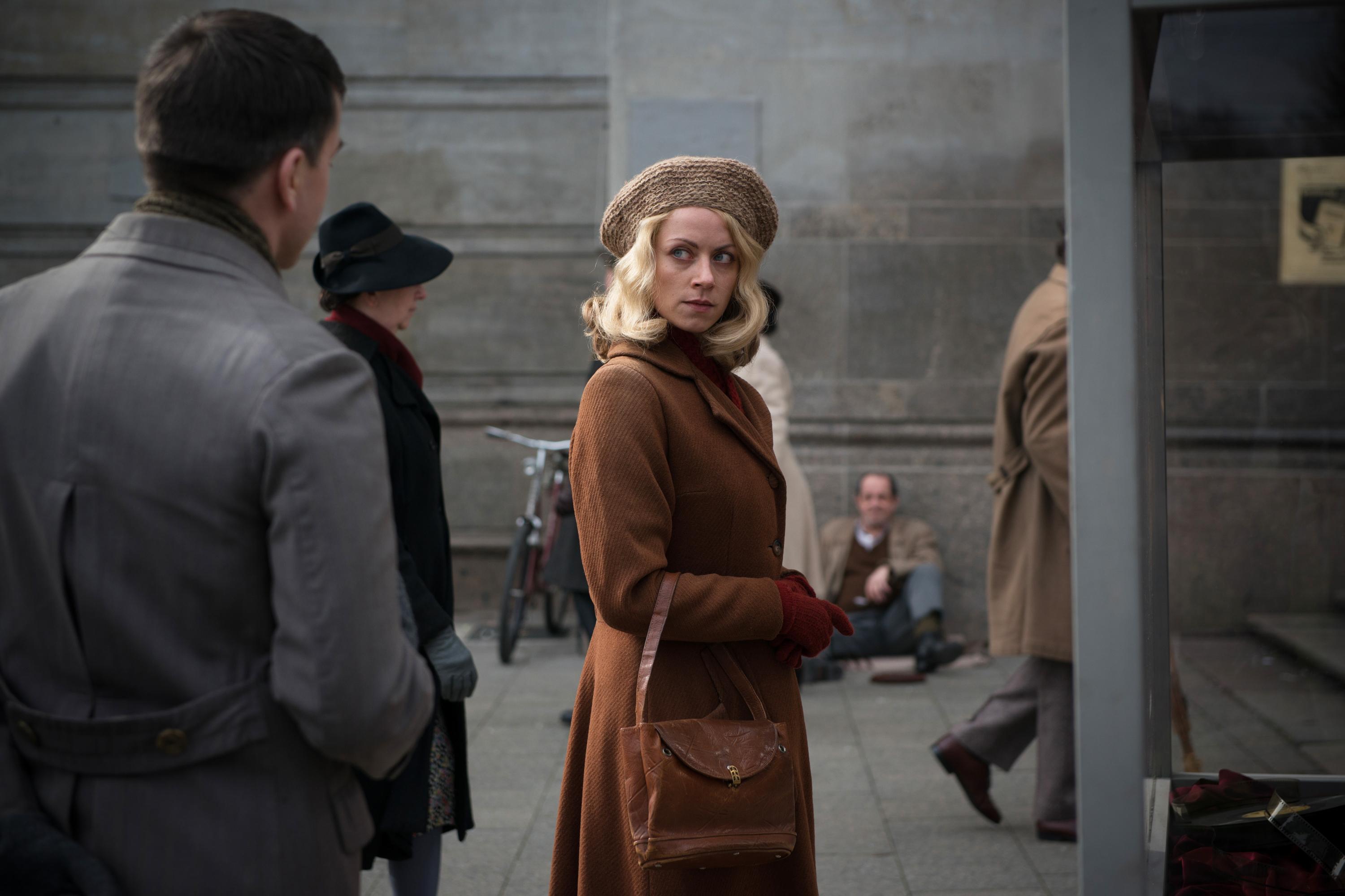 hanni-levy--alice-dwyer--outside-a-cinema---the-invisibles---courtesy-of-greenwich-entertainment