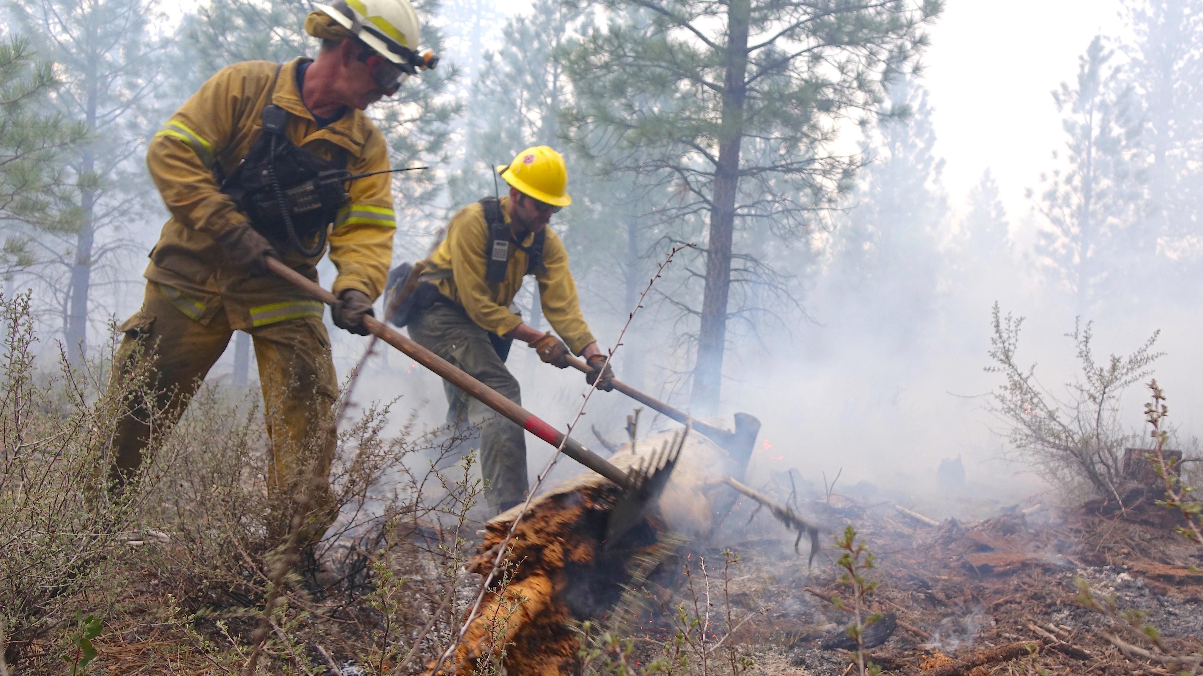 20180509_controled-burn-log-roll-firefighter_jb