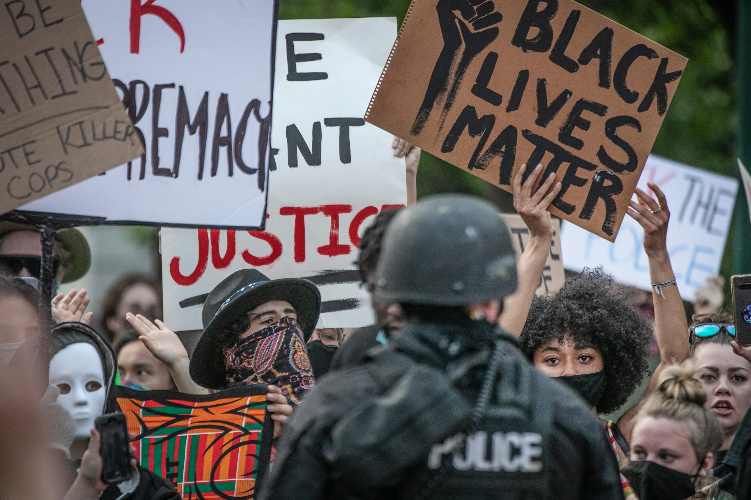 FLOYD-PROTEST-BLM-SIGN