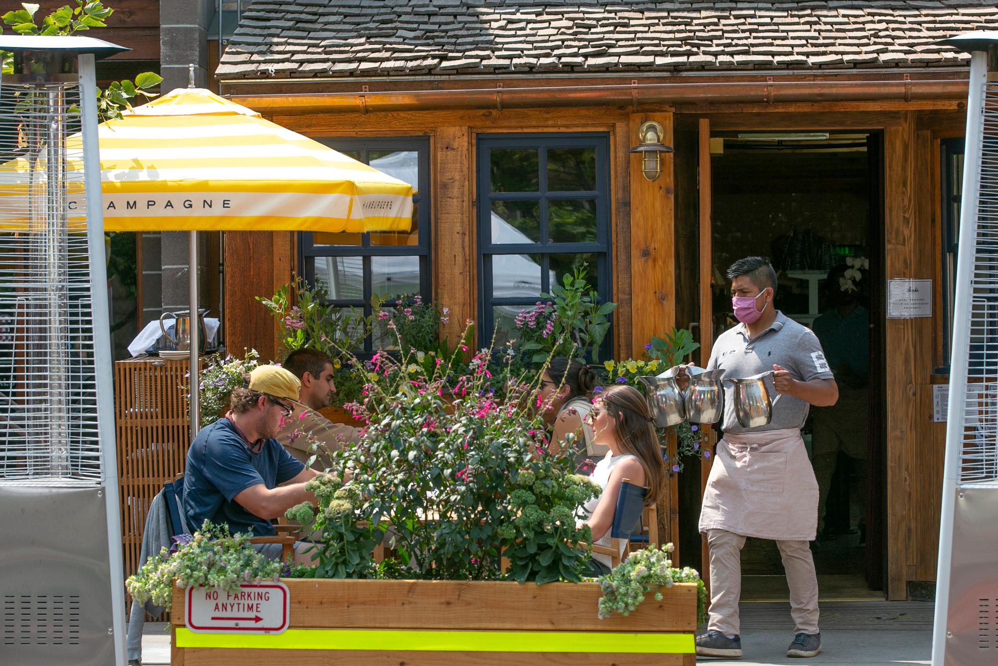 ASPEN RESTAURANT OUTDOOR SEATING