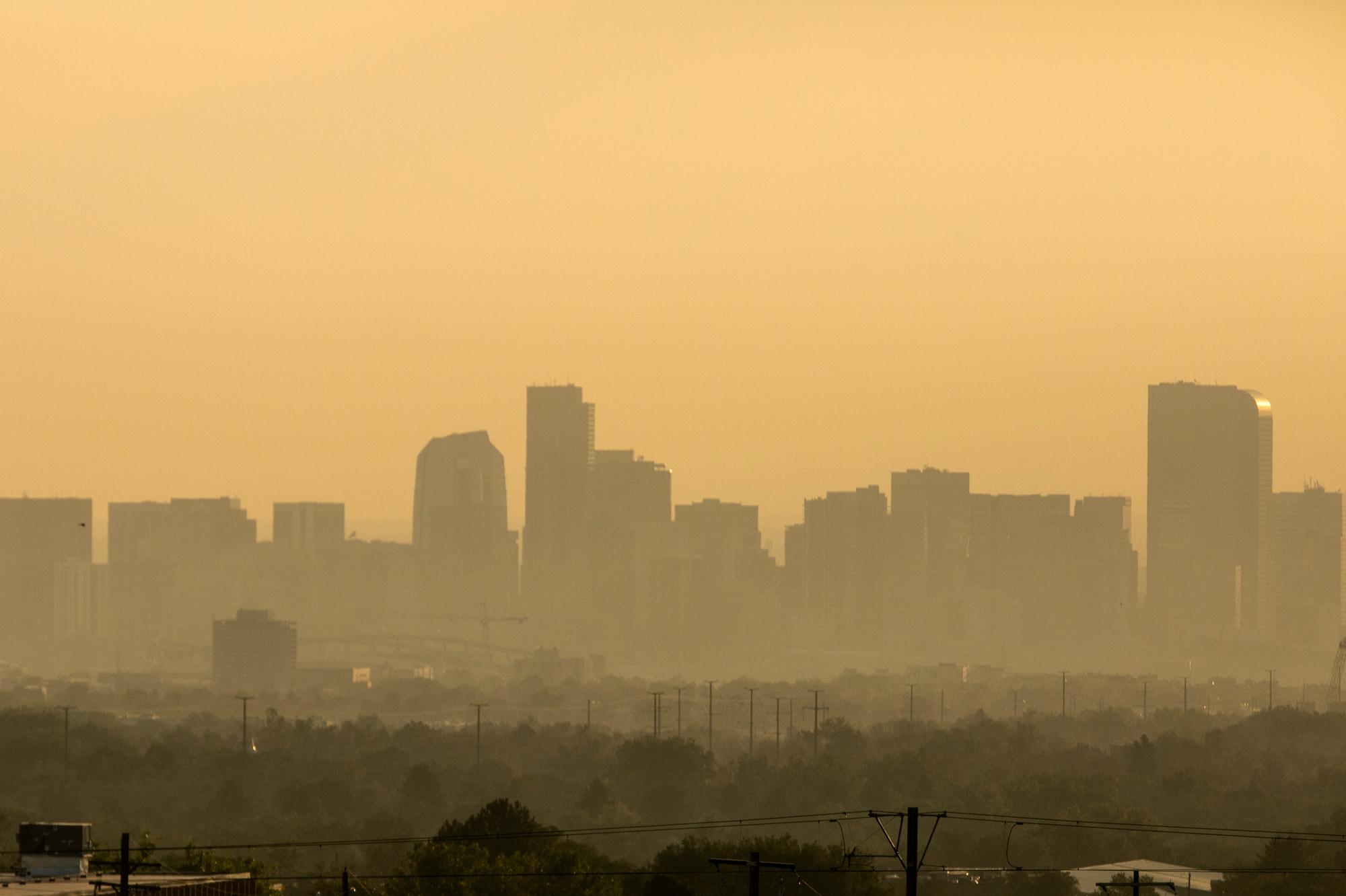 DENVER-SKYLINE-SMOKE-HAZE-AIR-POLLUTION