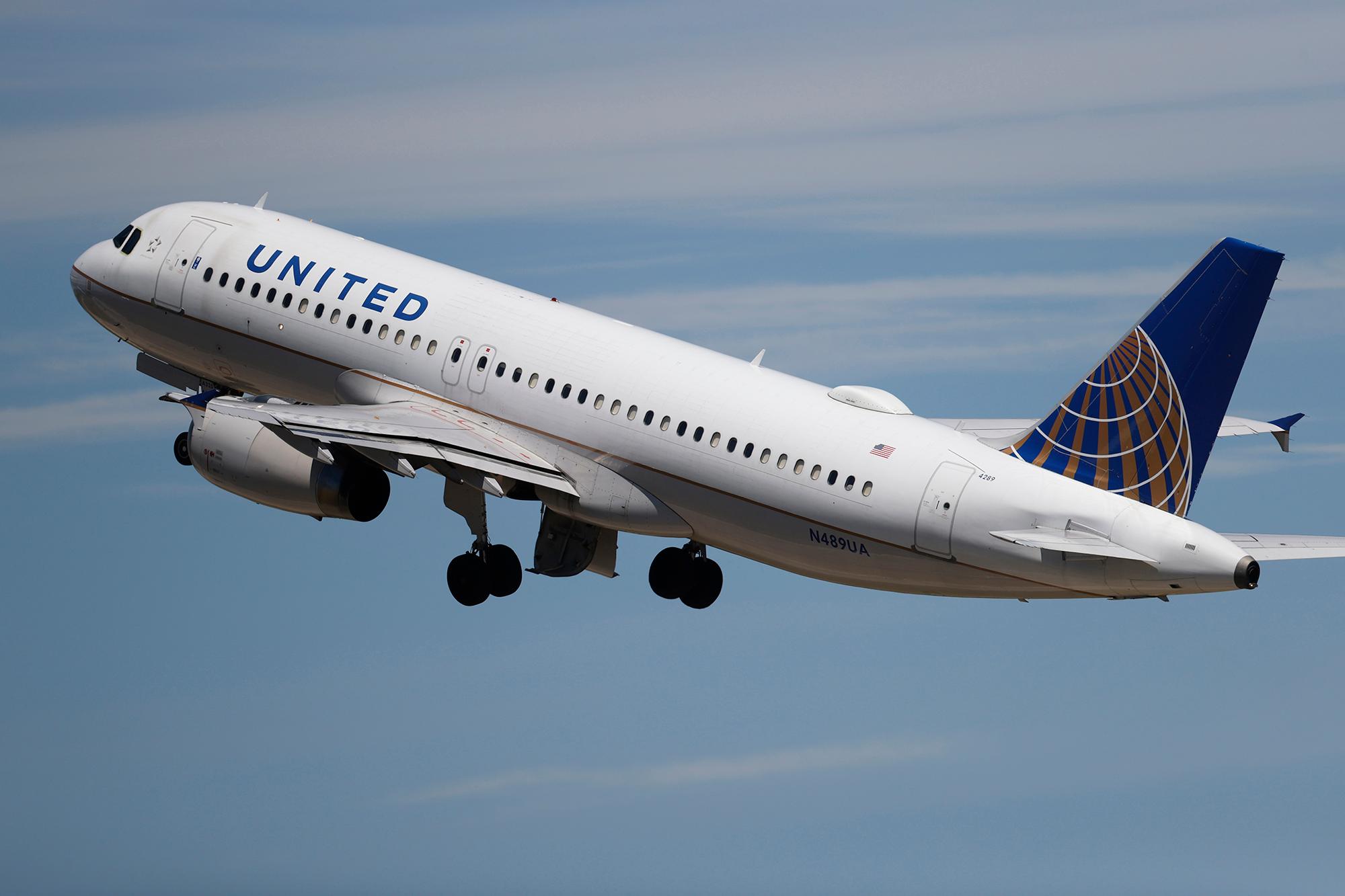 denver international airport,united airlines,r m