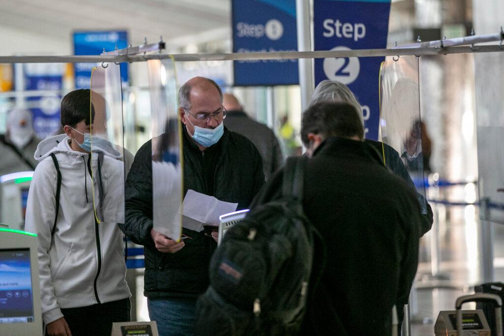 DIA-AIRPORT-FACE-MASK-PPE-SOCIAL-DISTANCE-201110