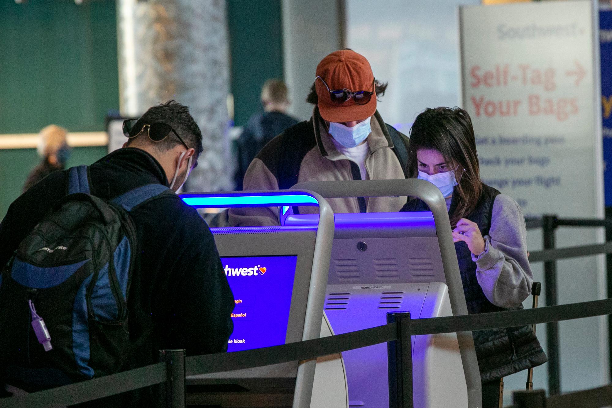 DIA-AIRPORT-FACE-MASK-PPE-SOCIAL-DISTANCE-201110