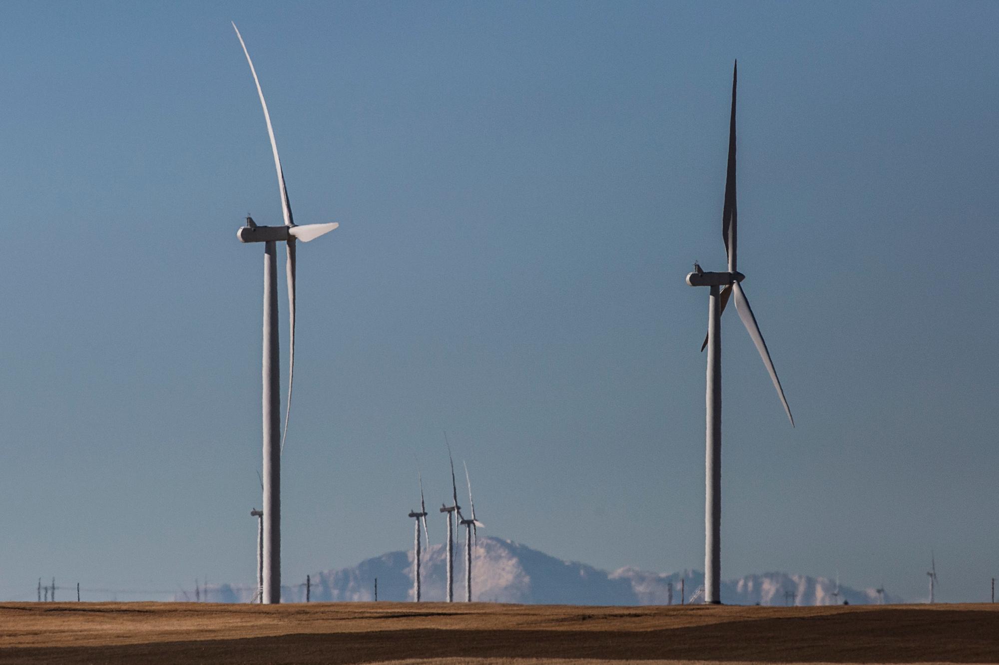 EASTERN-PLAINS-HIGHWAY-71-WIND-TUBINES-PIKES-PEAK