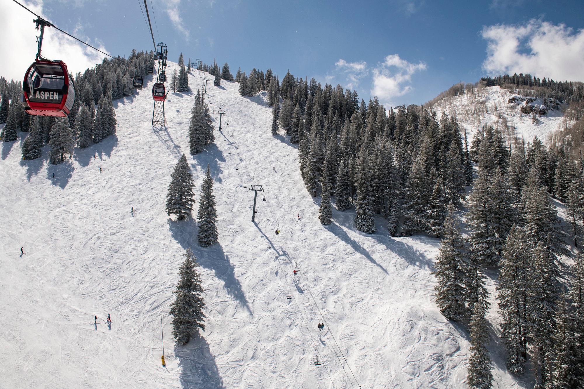 ASPEN-MOUNTAIN-SKIING-TOURISM