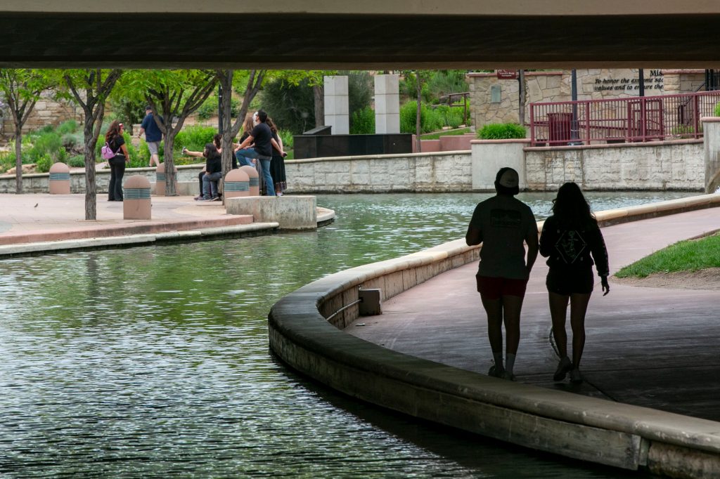 PUEBLO-RIVERWALK-COUPLE-210526