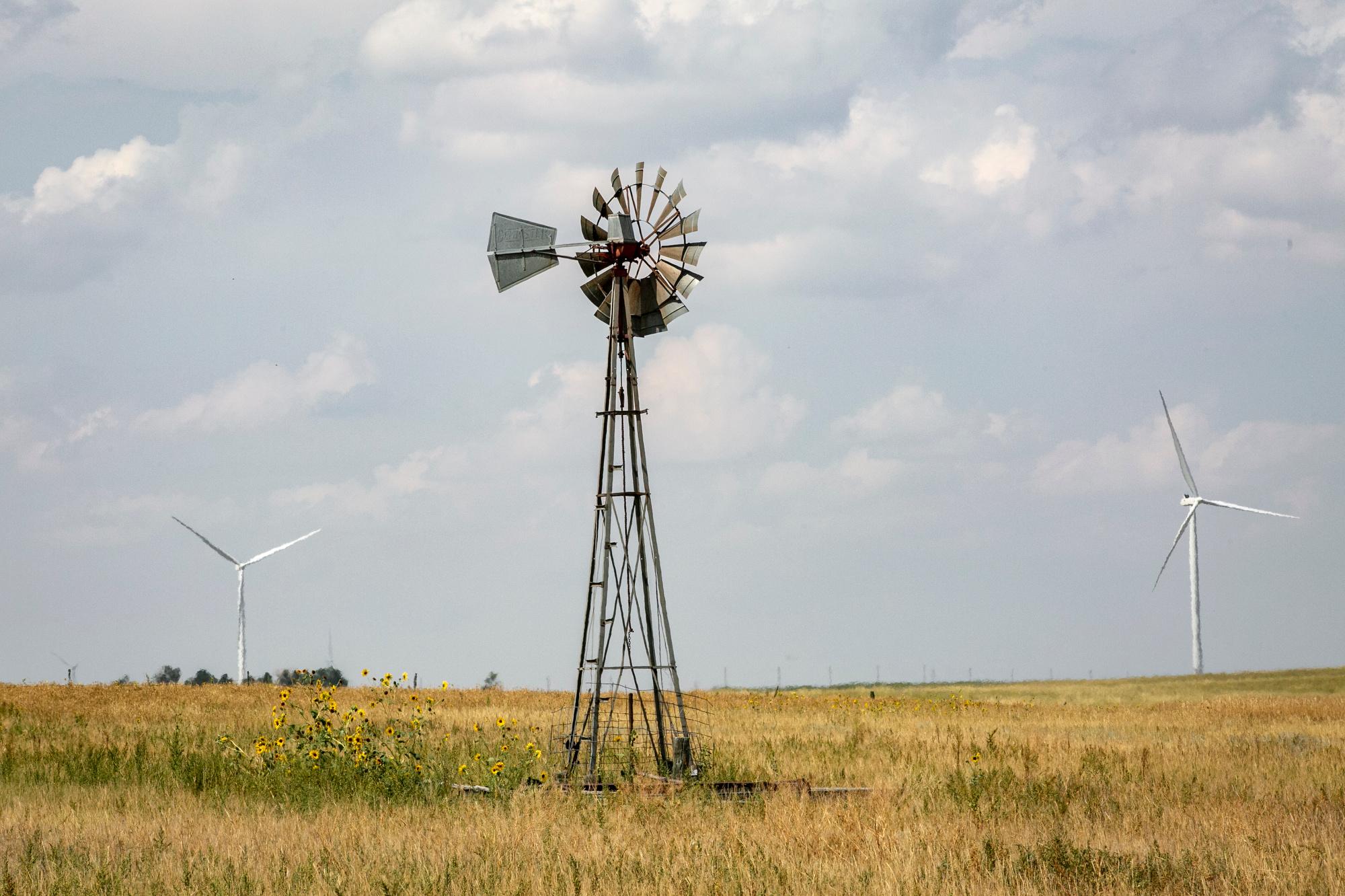 210819-WINDMILL-TURBINES-WIND-POWER-WATER-PLAINS