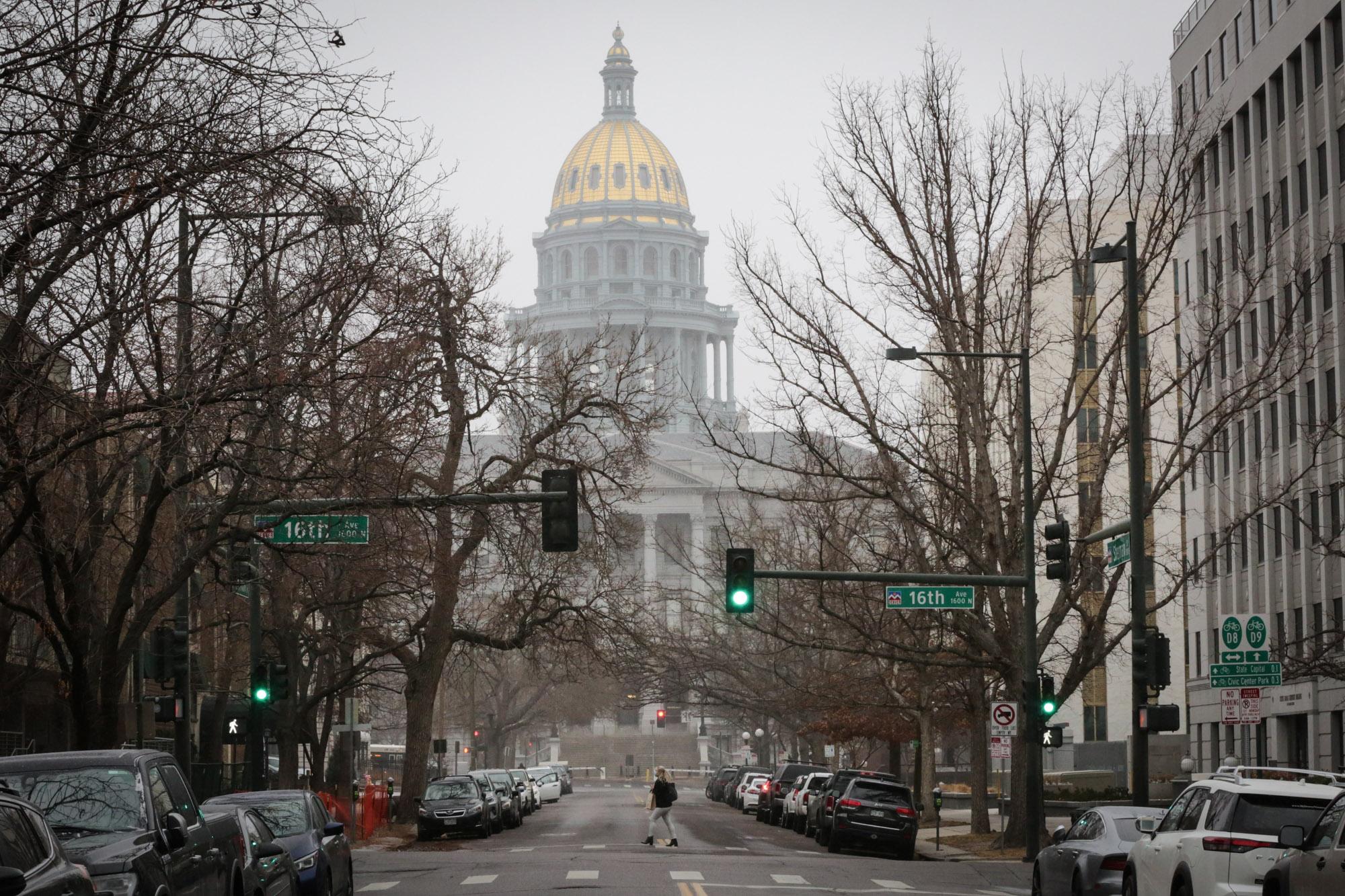 2201190-STATE-CAPITOL-GOLD-DOME-STATEHOUSE