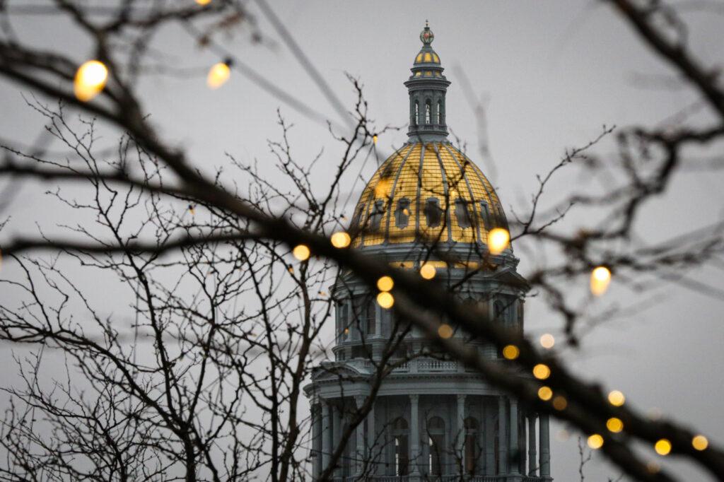 2201190-STATE-CAPITOL-GOLD-DOME-STATEHOUSE