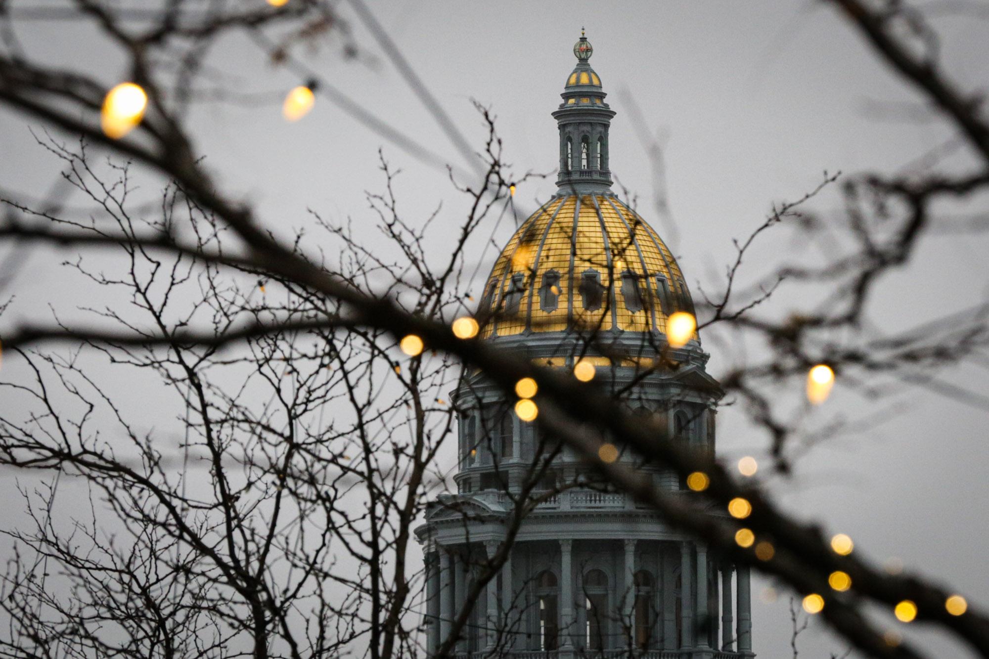 2201190-STATE-CAPITOL-GOLD-DOME-STATEHOUSE