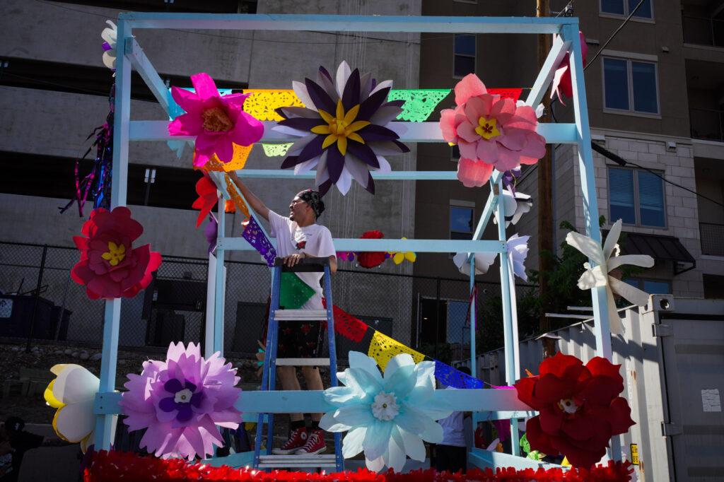 220623-SERVICIOS-RAZA-PRIDE-FLOAT-FLOWERS