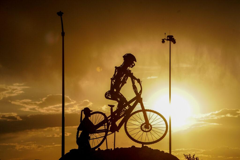 20220908-FRUITA-TRAFFIC-CIRCLE-MOUNTAIN-BIKE. STATUE