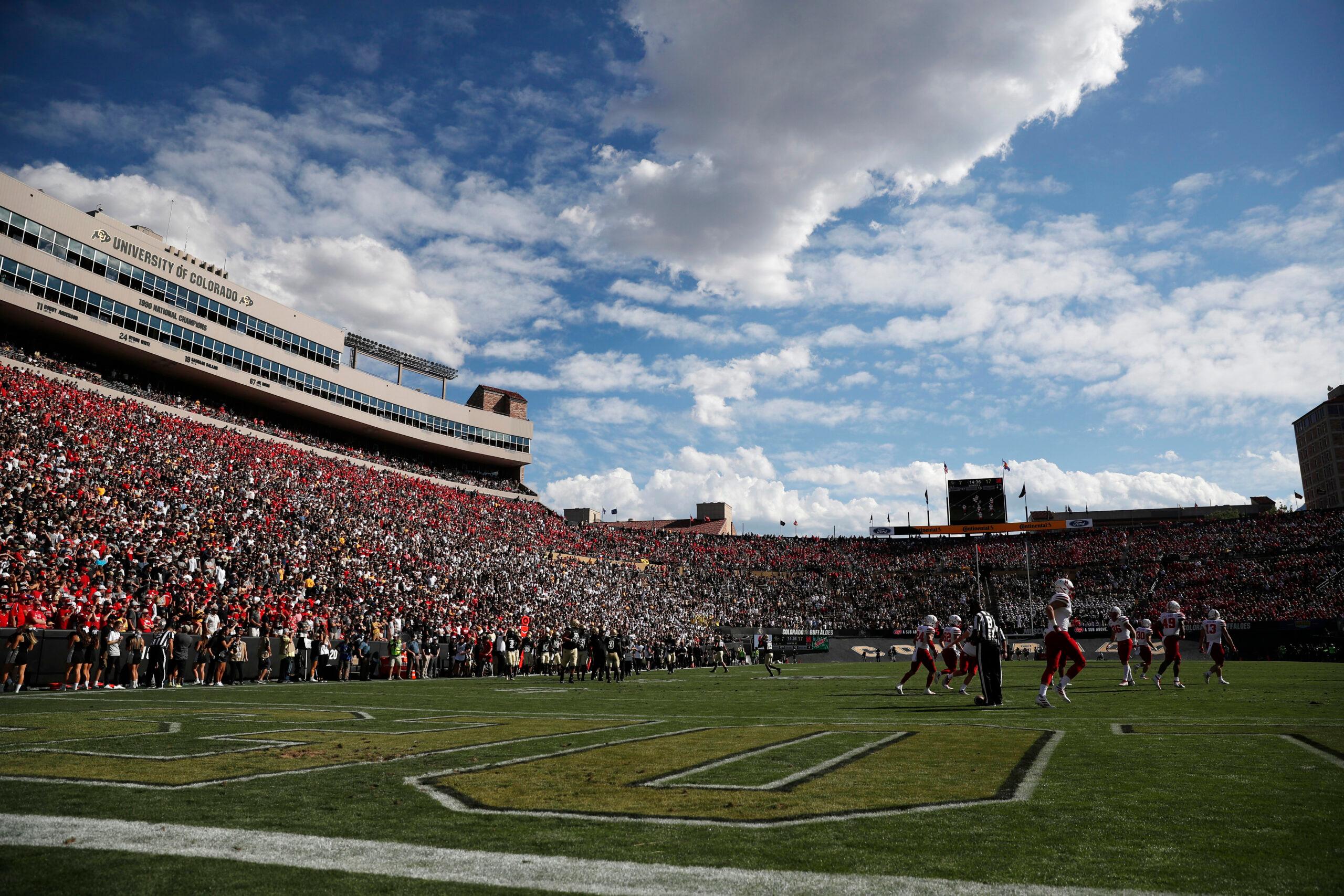 Folsom Field, r m