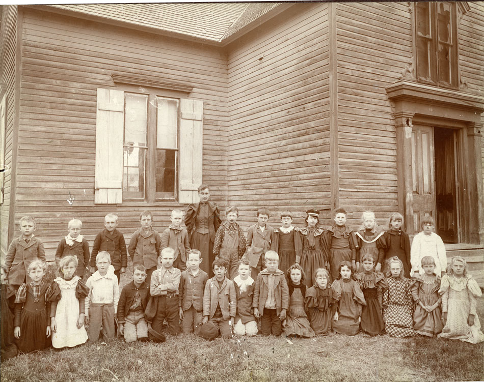 Children in front of the Longmont Library Hall, 1896.