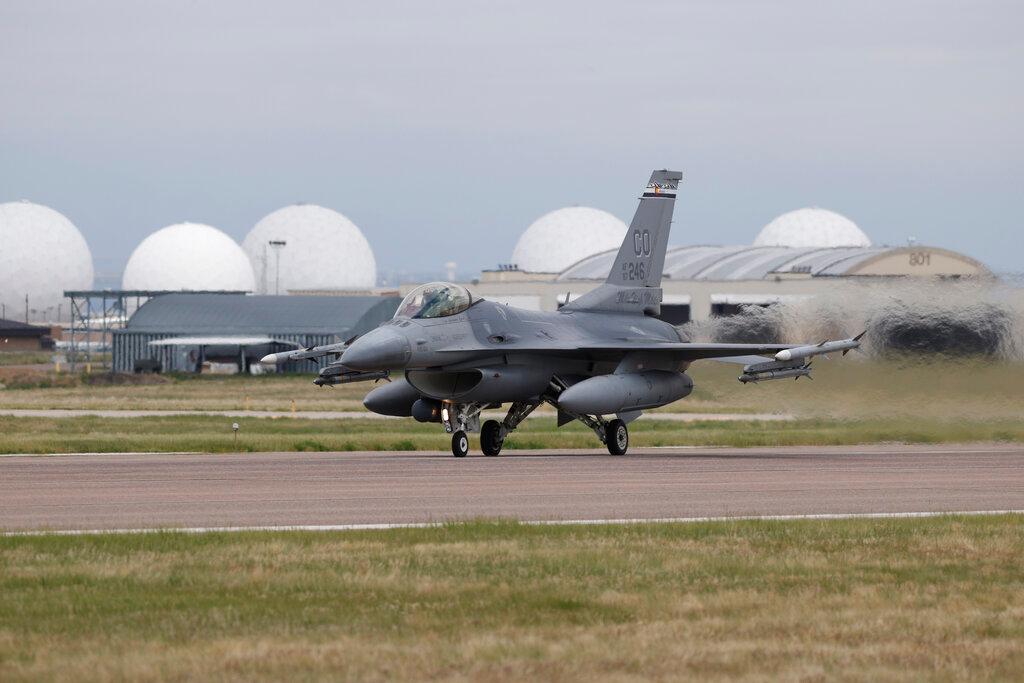 F-16 Fighting Falcon, r m
