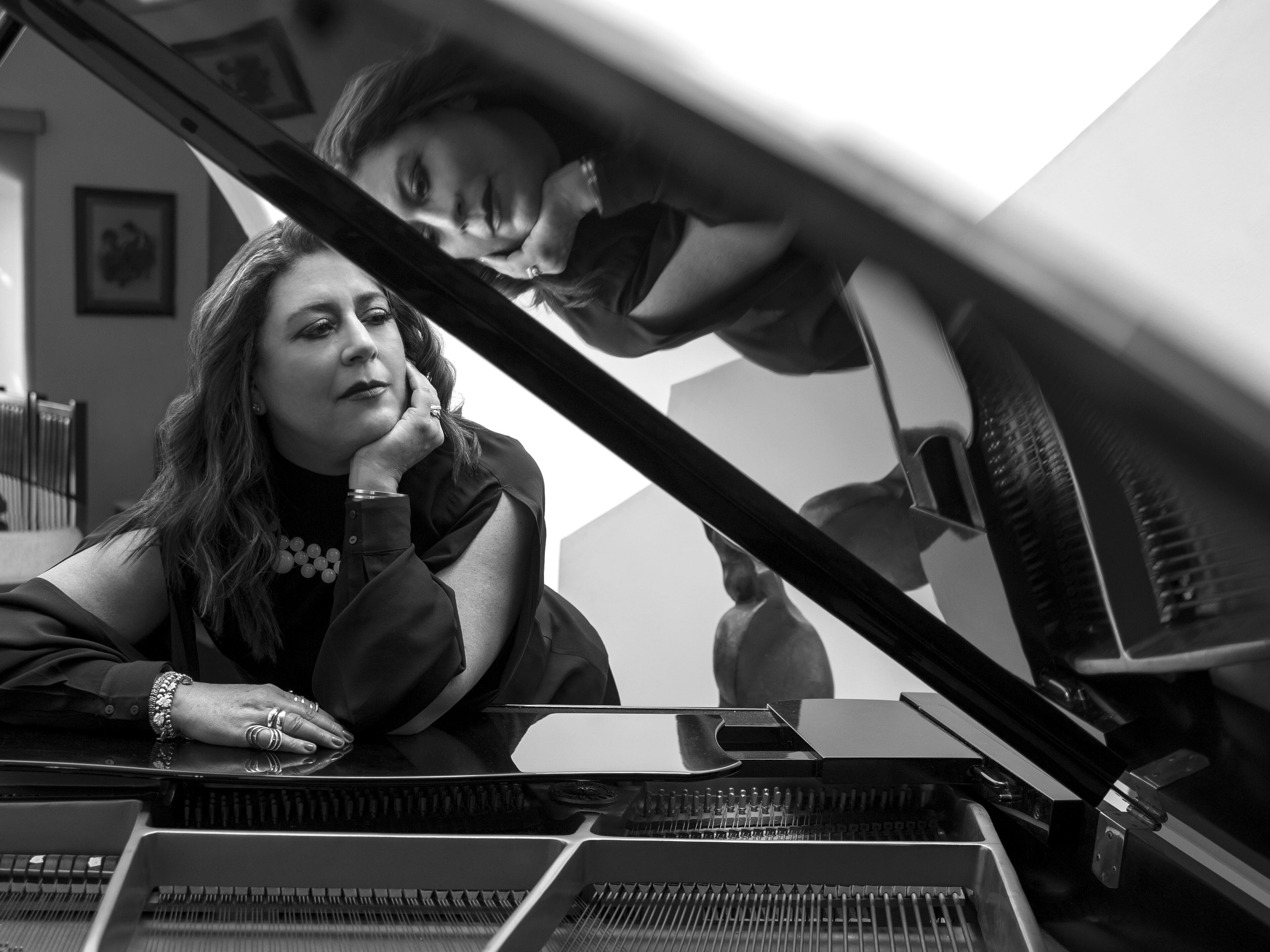 Mexican composer Gabriela Ortiz at the piano.