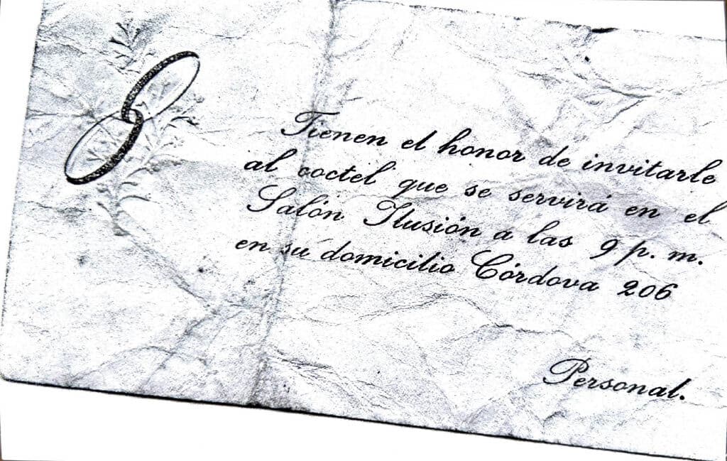 A black-and-white wedding invitation with decorative rings at the top, inviting guests to the celebration of Evangelina Farías de Cruz and Miguel Angel Cruz Aguilar’s wedding.
