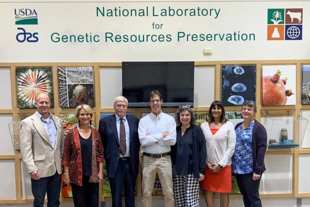 A group of people pose for a group photo outside the Labratory for Genetic Resources Preservation