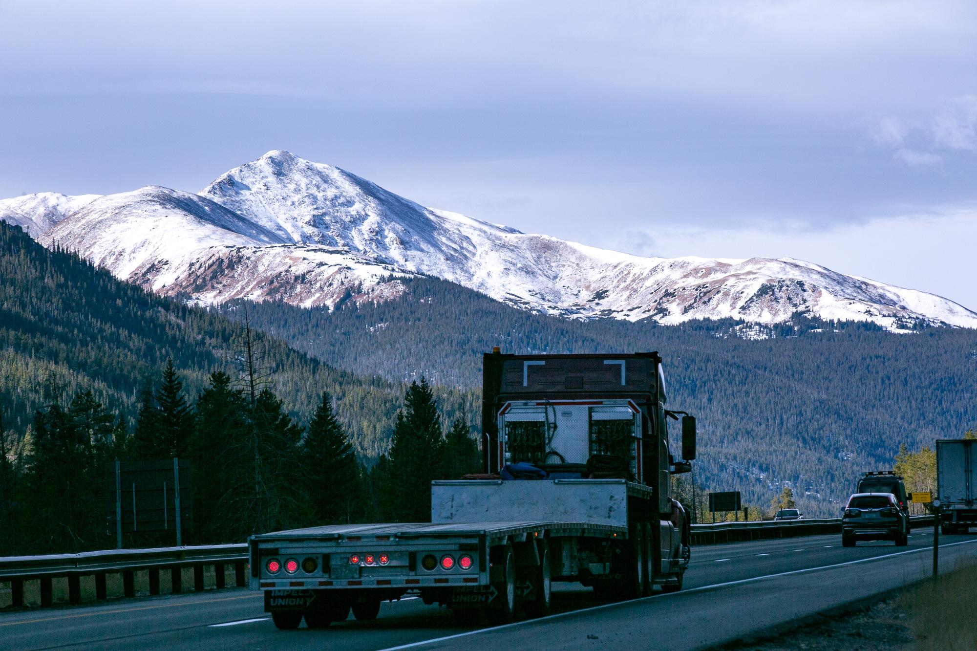 MOUNTAINS-SNIKTAU-I70-20251128